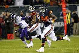 Chicago Bears running back Jordan Howard (24) runs against the Minnesota Vikings during the first half of an NFL football game in Chicago, Monday, Oct. 31, 2016. (AP Photo/Charles Rex Arbogast)