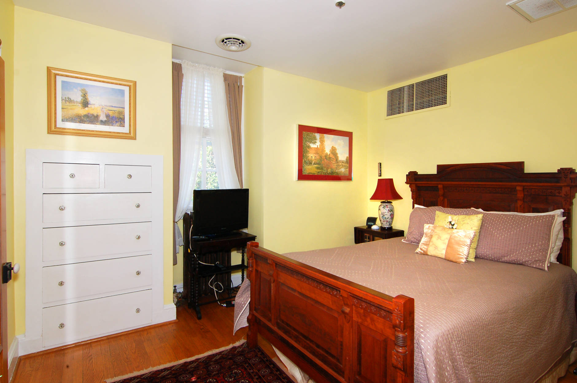 Aida's Victorian Inn is being sold fully furnished. (Courtesy Chesapeake Pro Photo)