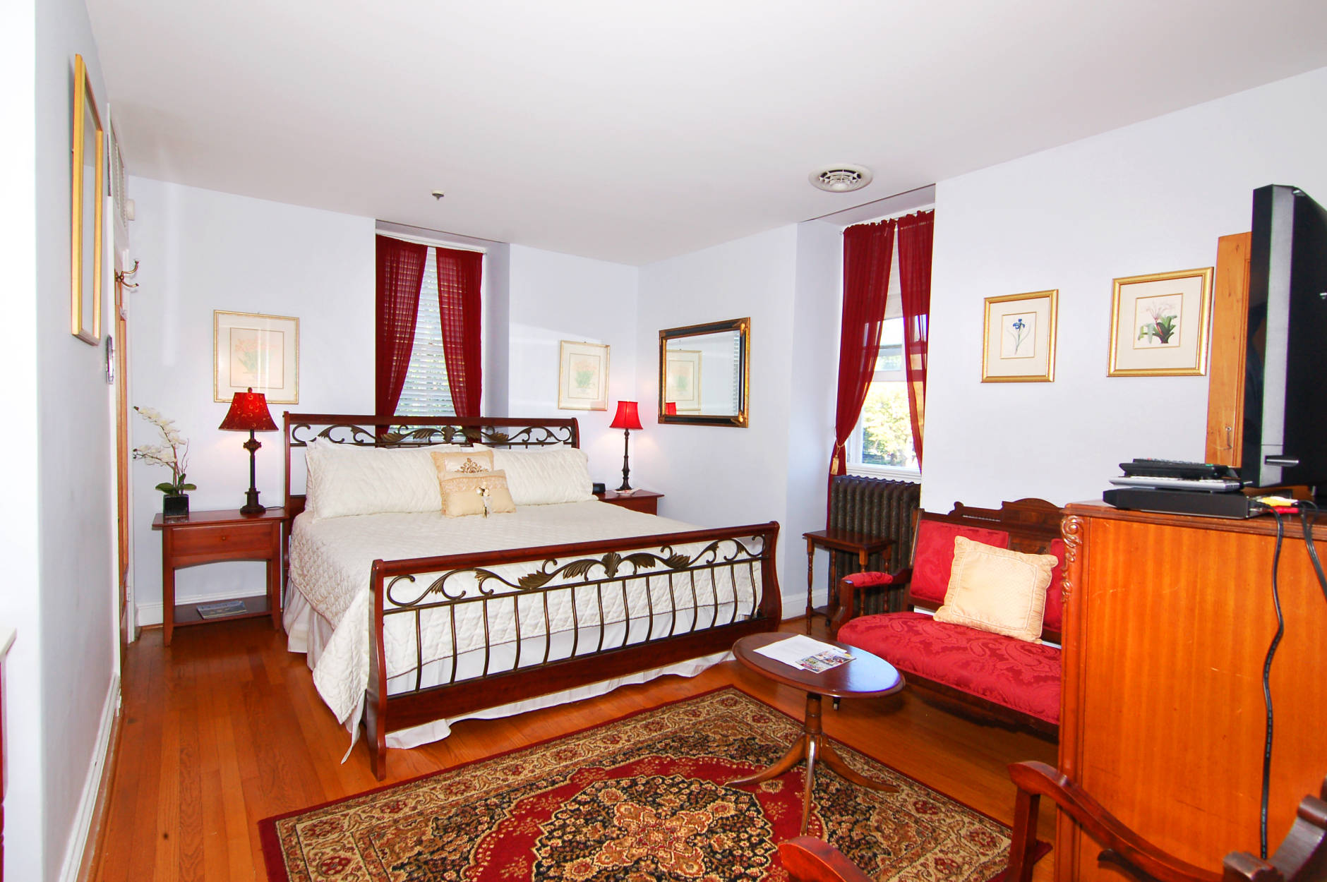 The inn includes original wainscoting, millwork mantels and hardwood floors. 
(Courtesy Chesapeake Pro Photo)