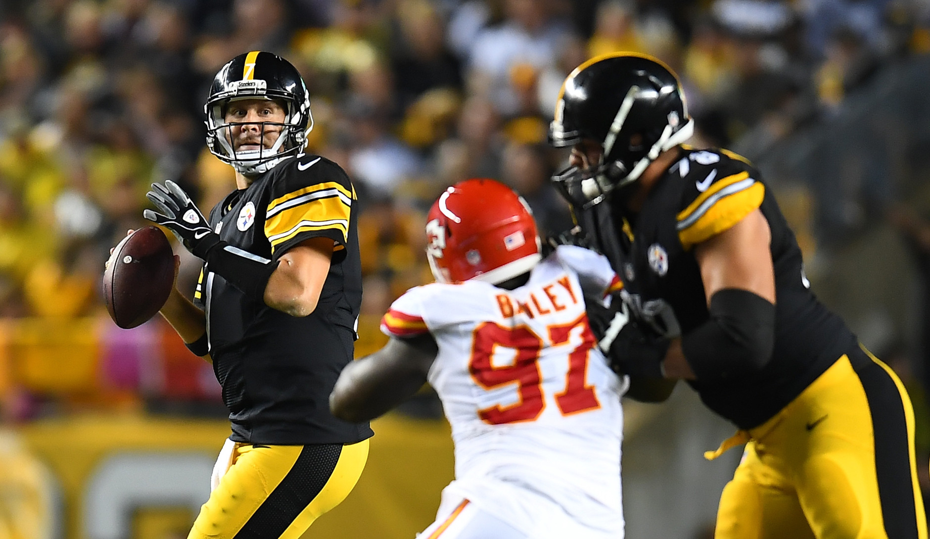 PITTSBURGH, PA - OCTOBER 02:  Ben Roethlisberger #7 of the Pittsburgh Steelers looks to pass in the second half during the game against the Kansas City Chiefs at Heinz Field on October 2, 2016 in Pittsburgh, Pennsylvania. (Photo by Joe Sargent/Getty Images)