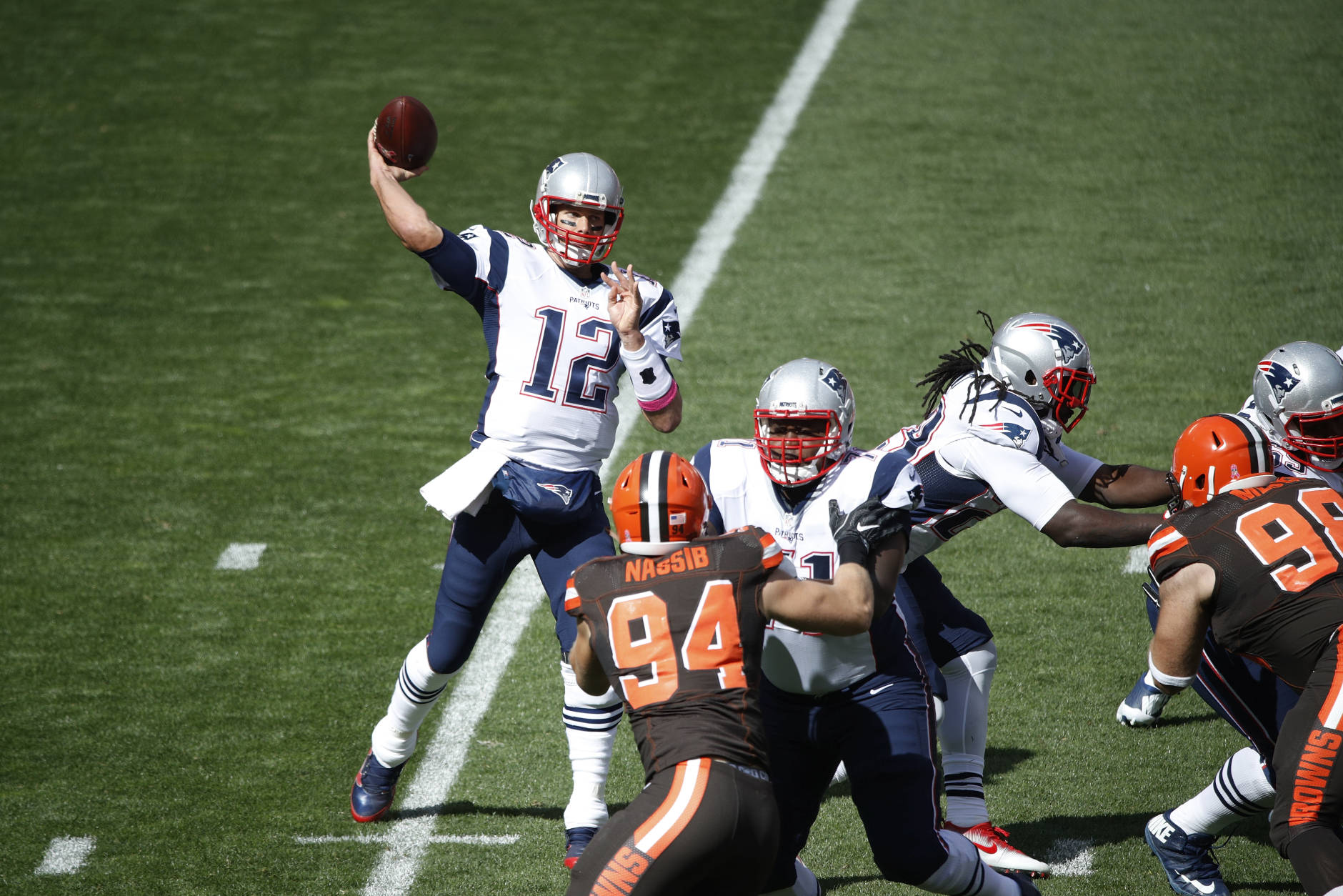 CLEVELAND, OH - OCTOBER 09: Tom Brady #12 of the New England Patriots passes in the first quarter of the game against the Cleveland Browns at FirstEnergy Stadium on October 9, 2016 in Cleveland, Ohio. (Photo by Joe Robbins/Getty Images)