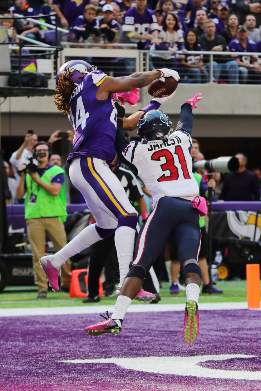 MINNEAPOLIS, MN - OCTOBER 9:  Cordarrelle Patterson #84 of the Minnesota Vikings catches the ball over Charles James #31 of the Houston Texans for a touchdown during the fourth quarter on October 9, 2016 at US Bank Stadium in Minneapolis, Minnesota. (Photo by Adam Bettcher/Getty Images)