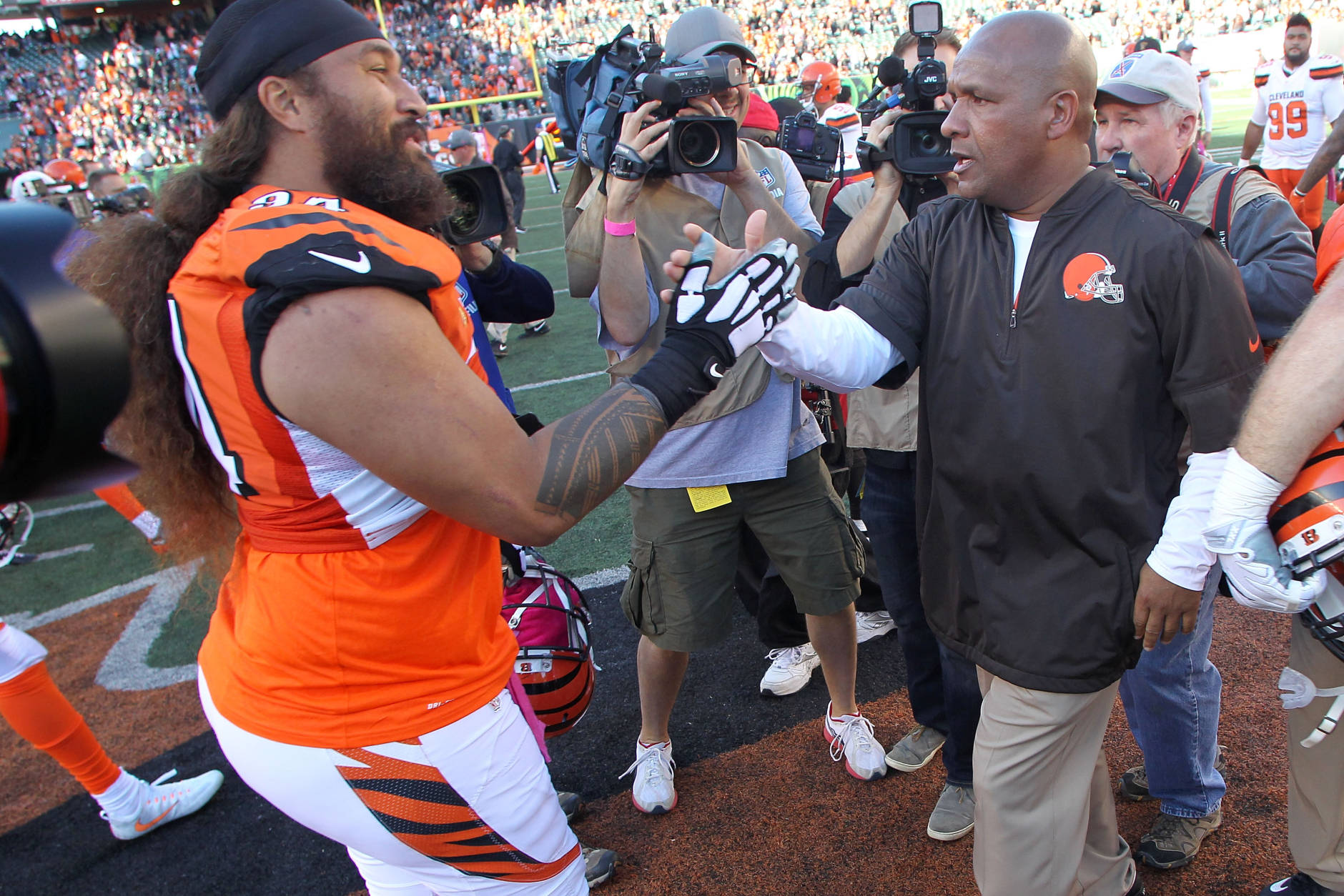 CINCINNATI, OH - OCTOBER 23:  Head Coach Hue Jackson of the Cleveland Browns congratulates Domata Peko #94 of the Cincinnati Bengals at the completion of the game at Paul Brown Stadium on October 23, 2016 in Cincinnati, Ohio. Cincinnati defeated Cleveland 31-17. (Photo by John Grieshop/Getty Images)