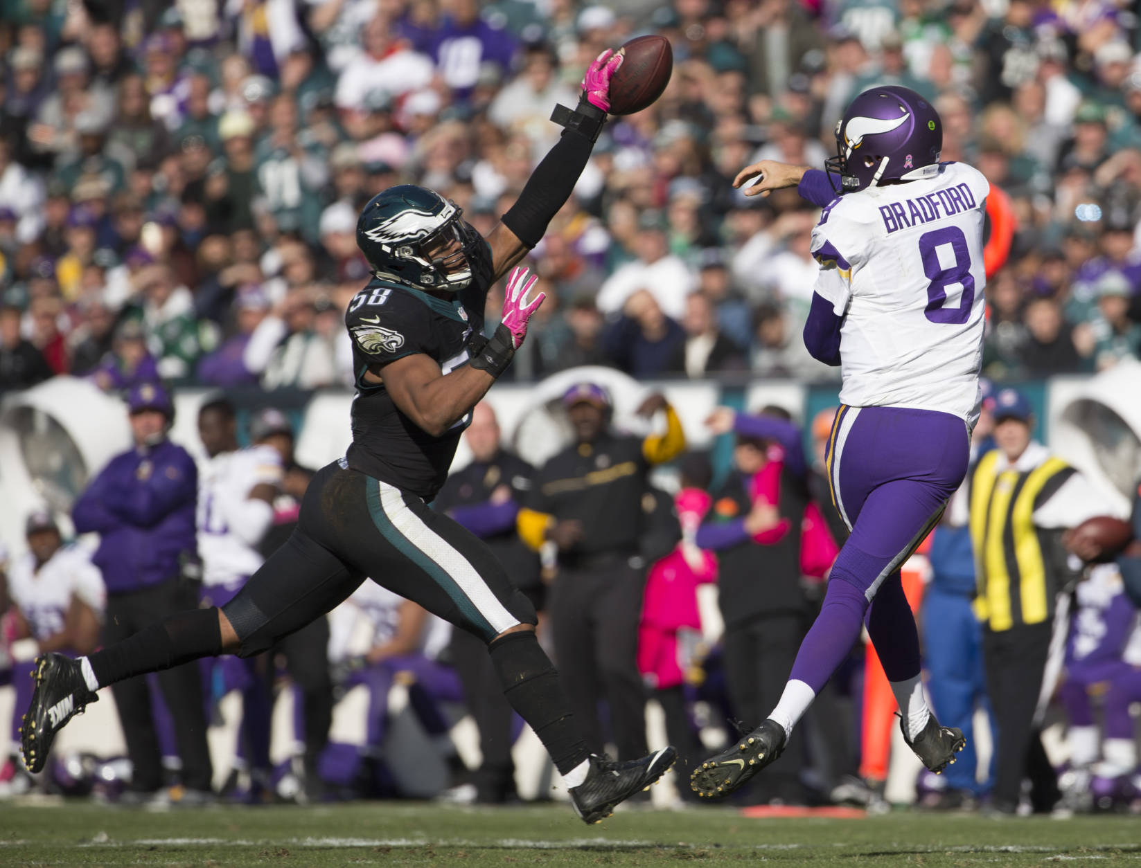 PHILADELPHIA, PA - OCTOBER 23: Jordan Hicks #58 of the Philadelphia Eagles knocks down a pass thrown by Sam Bradford #8 of the Minnesota Vikings in the third quarter at Lincoln Financial Field on October 23, 2016 in Philadelphia, Pennsylvania. The Eagles defeated the Vikings 21-10. (Photo by Mitchell Leff/Getty Images)