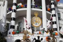 WASHINGTON, DC - OCTOBER 31:  Performers participate in a Halloween event at the South Lawn of the White House October 31, 2016 in Washington, DC. US President Barack Obama hosted the event for local children and children of military families for trick-or-treating at the White House.  (Photo by Mark Wilson/Getty Images)