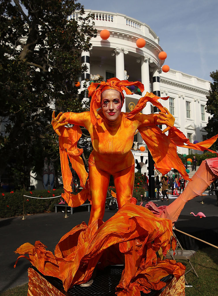 WASHINGTON, DC - OCTOBER 31:  A performer participates in a Halloween event at the South Lawn of the White House October 31, 2016 in Washington, DC. US President Barack Obama hosted the event for local children and children of military families for trick-or-treating at the White House.  (Photo by Mark Wilson/Getty Images)