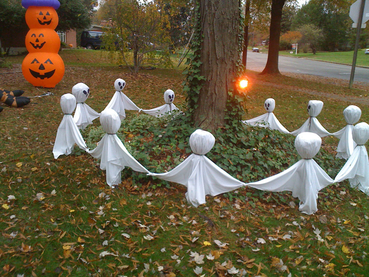 Halloween ghosts in Stratford Landing in Alexandria (Sue Rushkowski)