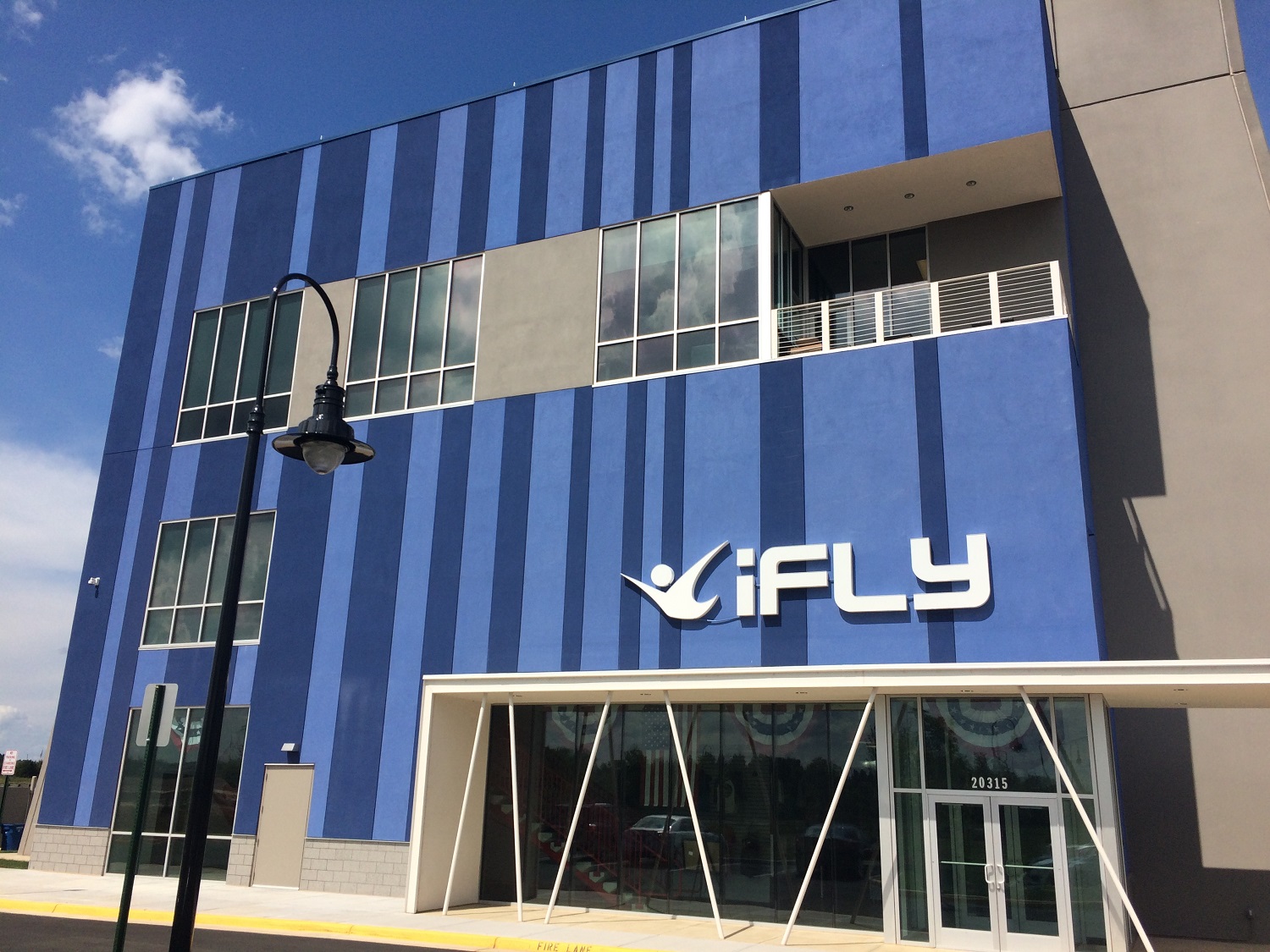 The unassuming front of iFly Loudoun, an indoor skydiving facility. (WTOP/Noah Frank)