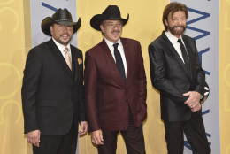 Jason Aldean, from left, Kix Brooks and Ronnie Dunn, of Brooks &amp; Dunn, arrive at the 50th annual CMA Awards at the Bridgestone Arena on Wednesday, Nov. 2, 2016, in Nashville, Tenn. (Photo by Evan Agostini/Invision/AP)