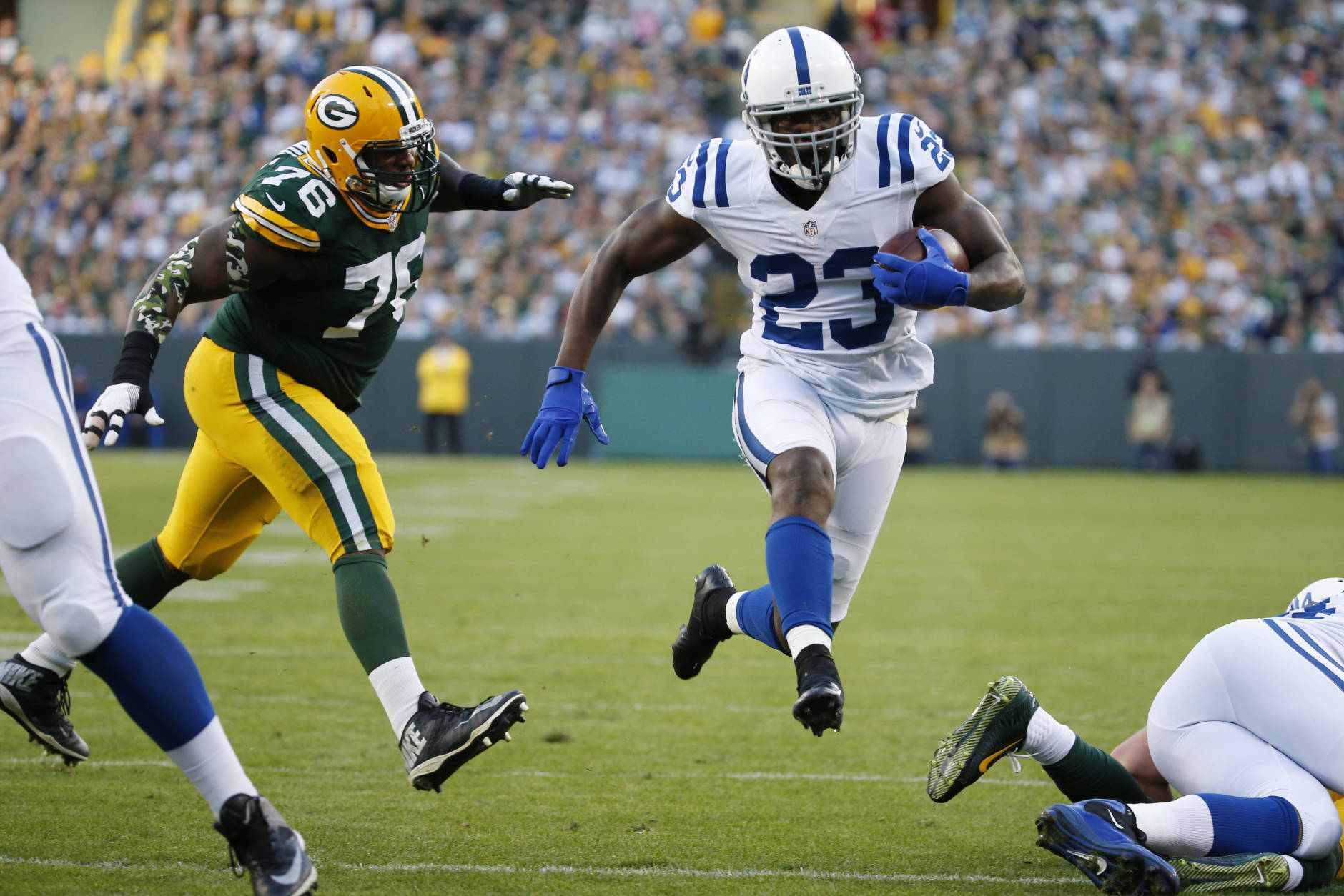 Indianapolis Colts' Frank Gore runs past Green Bay Packers' Mike Daniels for a touchdown during the first half of an NFL football game Sunday, Nov. 6, 2016, in Green Bay, Wis. (AP Photo/Mike Roemer)