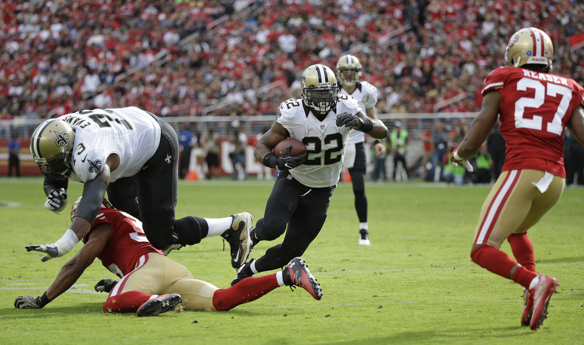 New Orleans Saints running back Mark Ingram (22) carries the ball for a touchdown during the first half of an NFL football game against the San Francisco 49ers Sunday, Nov. 6, 2016, in Santa Clara, Calif. (AP Photo/Tony Avelar)