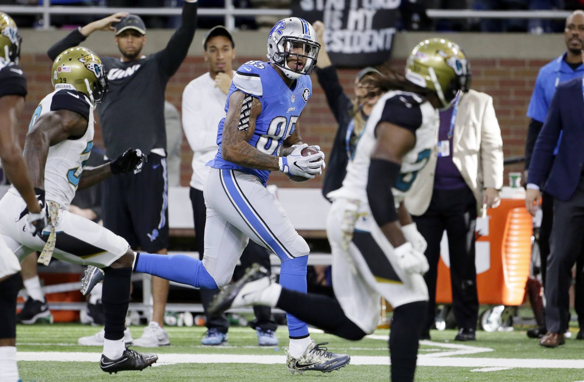 Detroit Lions tight end Eric Ebron runs downfield during the second half of an NFL football game against the Jacksonville Jaguars, Sunday, Nov. 20, 2016 in Detroit. (AP Photo/Duane Burleson)