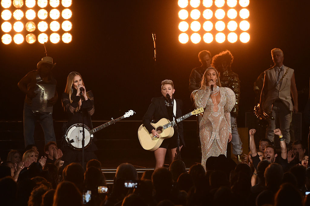 NASHVILLE, TN - NOVEMBER 02:  Beyonce (R) performs onstage with Emily Robison and Natalie Maines of Dixie Chicks at the 50th annual CMA Awards at the Bridgestone Arena on November 2, 2016 in Nashville, Tennessee.  (Photo by Rick Diamond/Getty Images)