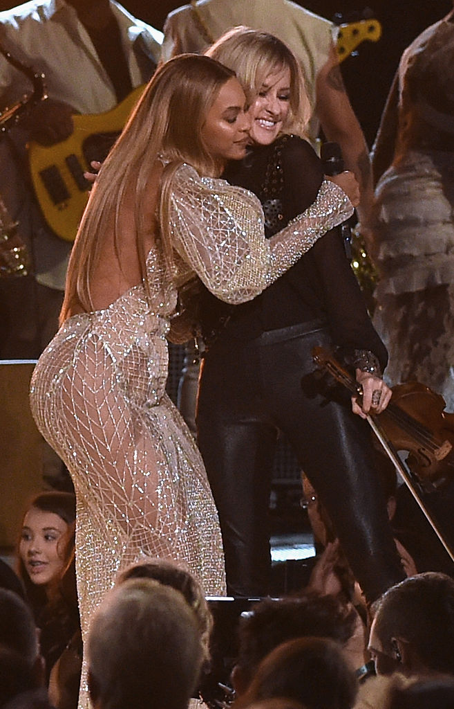 NASHVILLE, TN - NOVEMBER 02:  Beyonce performs onstage with Martie Maguire of Dixie Chicks at the 50th annual CMA Awards at the Bridgestone Arena on November 2, 2016 in Nashville, Tennessee.  (Photo by Rick Diamond/Getty Images)