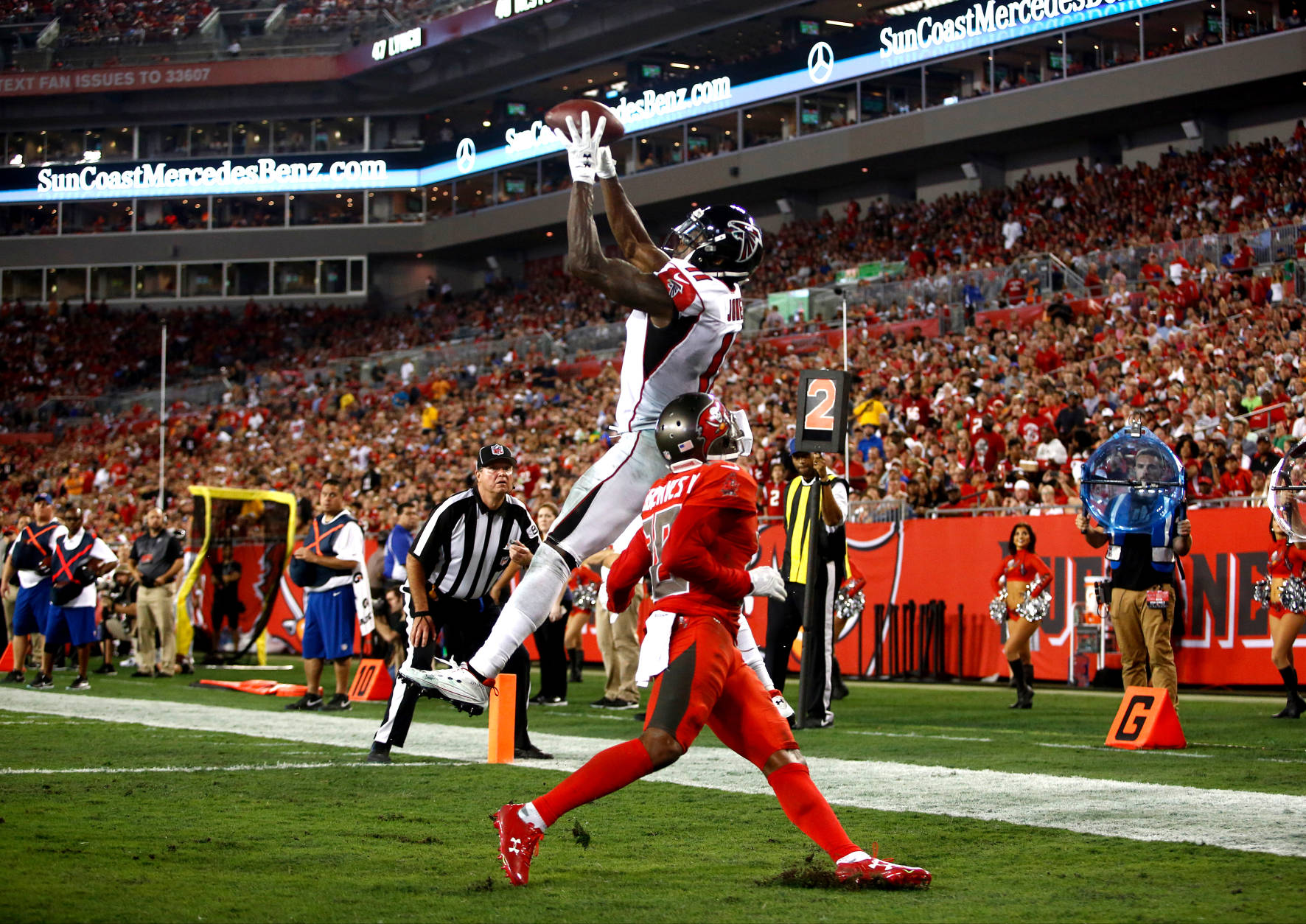 TAMPA, FL - NOVEMBER 3:  Wide receiver Julio Jones #11 of the Atlanta Falcons hauls in a 3-yard touchdown pass from quarterback Matt Ryan in front of cornerback Vernon Hargreaves #28 of the Tampa Bay Buccaneers during the third quarter of an NFL game on November 3, 2016 at Raymond James Stadium in Tampa, Florida. (Photo by Brian Blanco/Getty Images)
