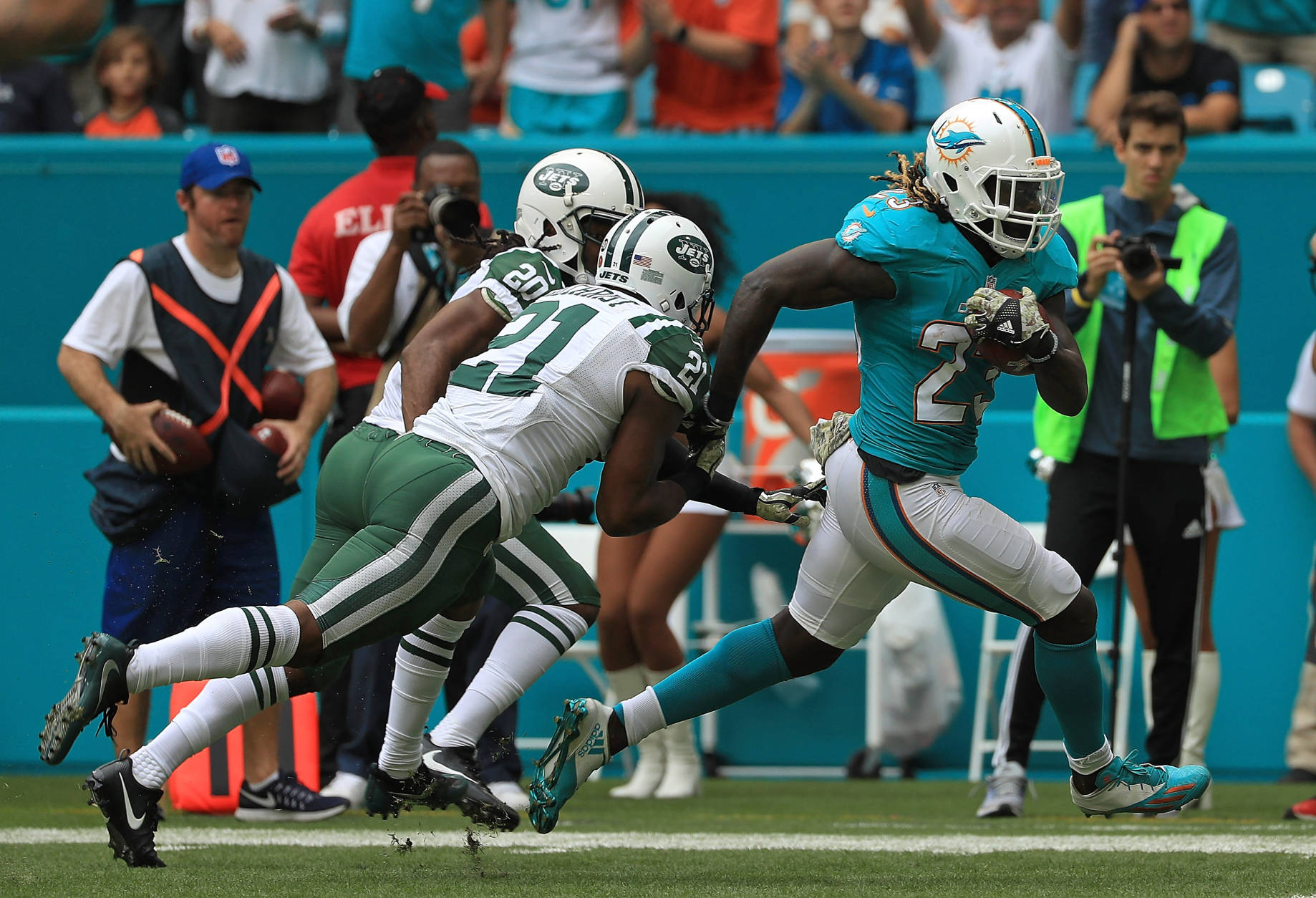 MIAMI GARDENS, FL - NOVEMBER 06: Jay Ajayi #23 of the Miami Dolphins rushes for a touchdown during a game against the New York Jets at Hard Rock Stadium on November 6, 2016 in Miami Gardens, Florida.  (Photo by Mike Ehrmann/Getty Images)