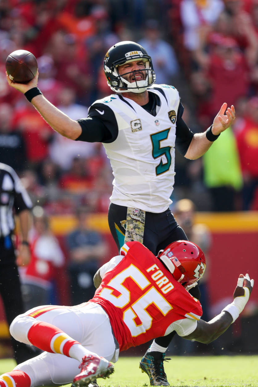 KANSAS CITY, MO - NOVEMBER 6: Quarterback Blake Bortles #5 of the Jacksonville Jaguars is brought down by outside linebacker Dee Ford #55 of the Kansas City Chiefs at Arrowhead Stadium during the second quarter of the game on November 6, 2016 in Kansas City, Missouri. (Photo by Jamie Squire/Getty Images)