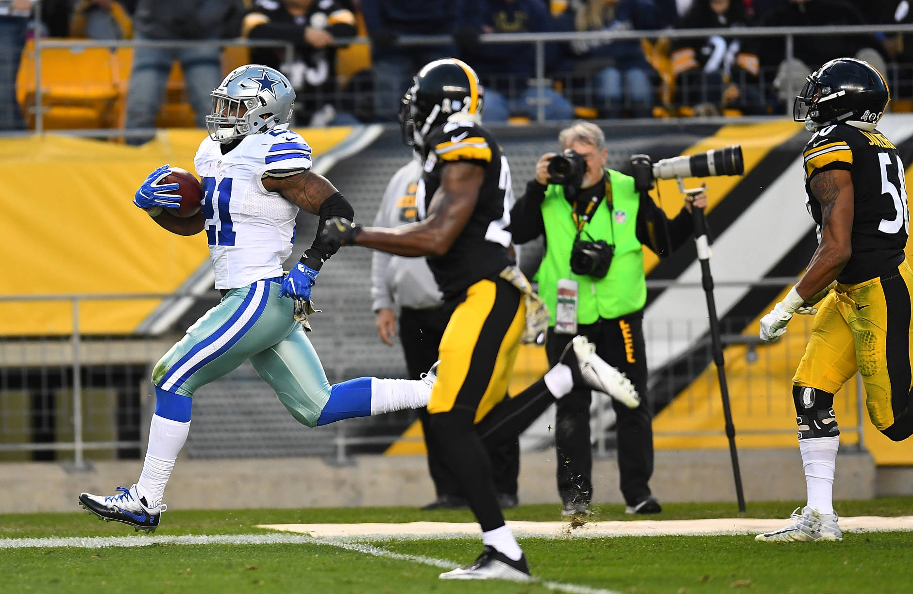 PITTSBURGH, PA - NOVEMBER 13:  Ezekiel Elliott #21 of the Dallas Cowboys rushes towards the end zone past William Gay #22 of the Pittsburgh Steelers for an 83 yard touchdown reception in the first quarter during the game at Heinz Field on November 13, 2016 in Pittsburgh, Pennsylvania. (Photo by Joe Sargent/Getty Images)