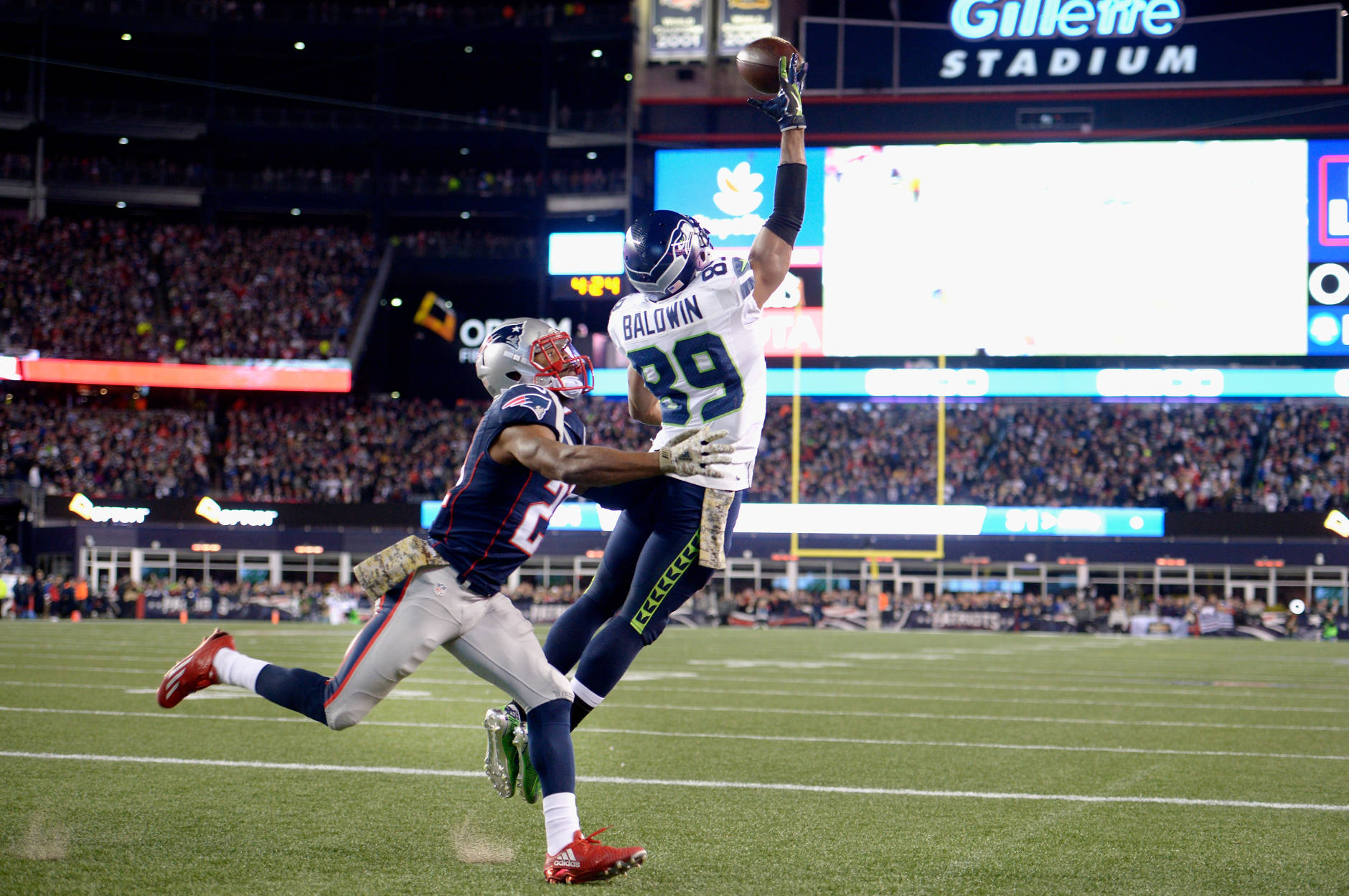 FOXBORO, MA - NOVEMBER 13:  Doug Baldwin #89 of the Seattle Seahawks drops a two point conversion attempt as he is defended by Patrick Chung #23 of the New England Patriots during the fourth quarter of a game at Gillette Stadium on November 13, 2016 in Foxboro, Massachusetts.  (Photo by Adam Glanzman/Getty Images)
