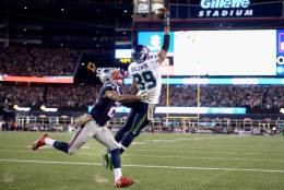 FOXBORO, MA - NOVEMBER 13:  Doug Baldwin #89 of the Seattle Seahawks drops a two point conversion attempt as he is defended by Patrick Chung #23 of the New England Patriots during the fourth quarter of a game at Gillette Stadium on November 13, 2016 in Foxboro, Massachusetts.  (Photo by Adam Glanzman/Getty Images)