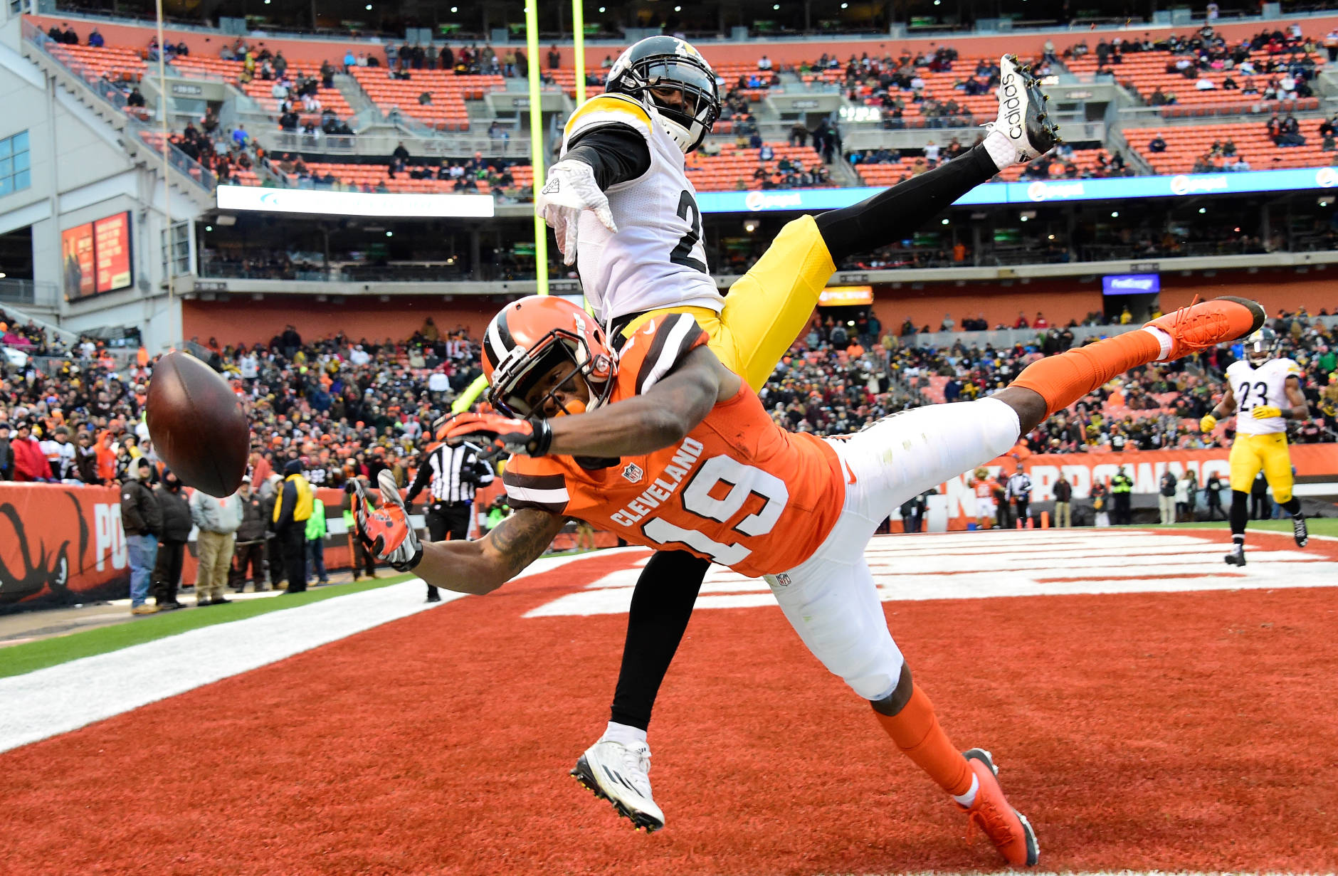 CLEVELAND, OH - NOVEMBER 20:  Artie Burns #25 of the Pittsburgh Steelers breaks up a pass intended for Corey Coleman #19 of the Cleveland Browns during the third quarter at FirstEnergy Stadium on November 20, 2016 in Cleveland, Ohio. (Photo by Jason Miller/Getty Images)