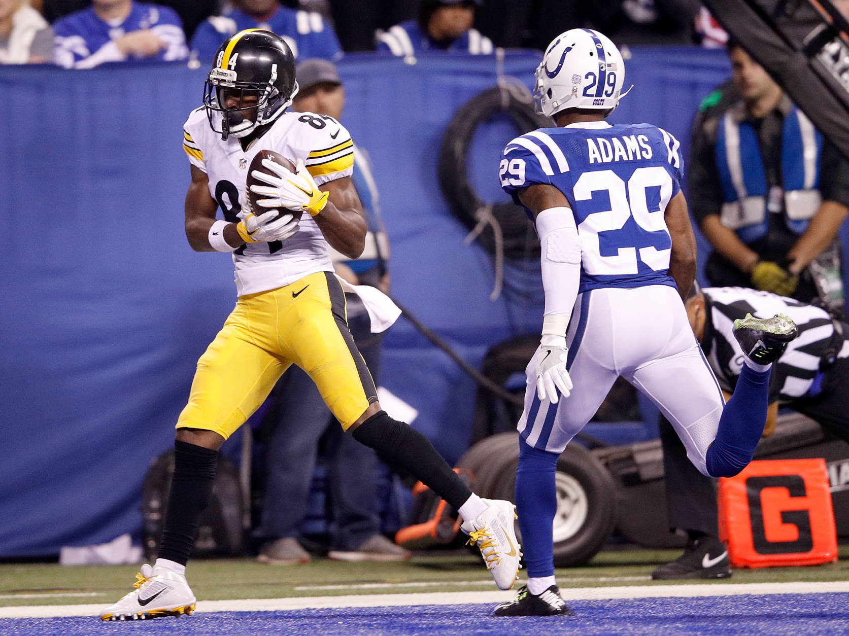 INDIANAPOLIS, IN - NOVEMBER 24: Antonio Brown #84 of the Pittsburgh Steelers catches his third touchdown of the night during in the fourth quarter of the game against the Indianapolis Colts at Lucas Oil Stadium on November 24, 2016 in Indianapolis, Indiana.  (Photo by Joe Robbins/Getty Images)