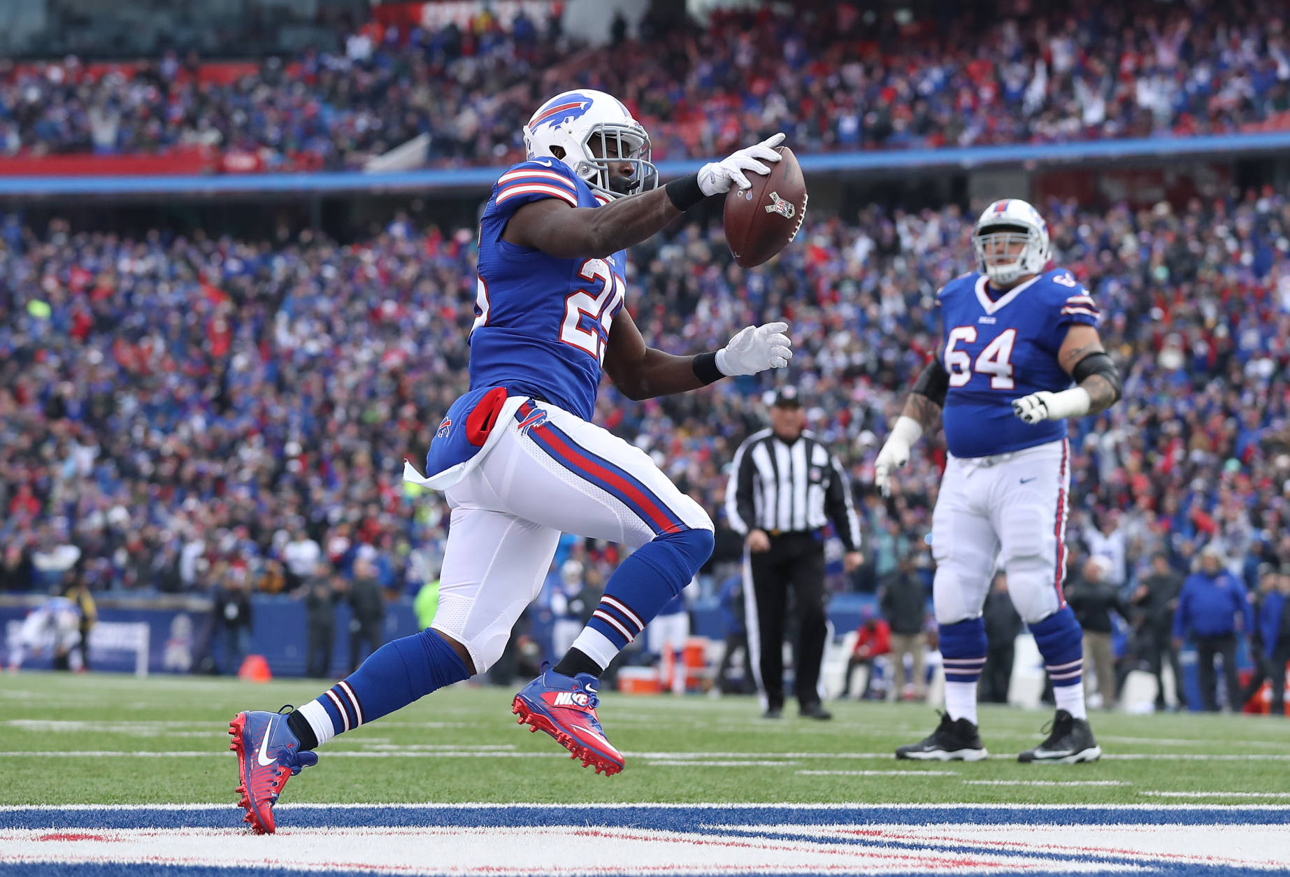 ORCHARD PARK, NY - NOVEMBER 27: LeSean McCoy #25 of the Buffalo Bills celebrates as he scores a touchdown in the second quarter during NFL game action against the Jacksonville Jaguars at New Era Field on November 27, 2016 in Orchard Park, New York. (Photo by Tom Szczerbowski/Getty Images)