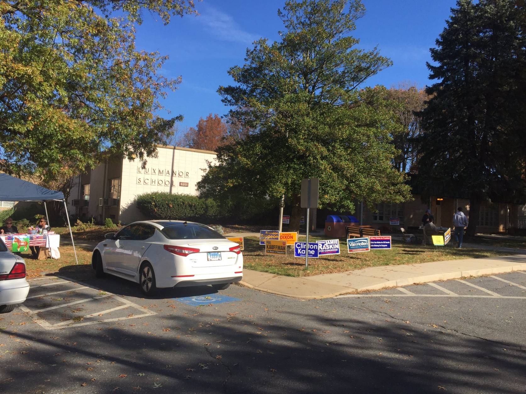 For voters waiting to cast their ballots near Rockville's Luxmanor Elementary school, the whole process is taking about 15 minutes, WTOP's Mike Murillo reports. (WTOP/Mike Murillo)