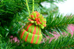 These mini yarn hat ornaments come together in just a few minutes. (Courtesy Easy Peasy and Fun)