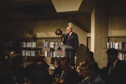 In this photo, Arena Stage Executive Director Edgar Dobie addresses dinner guests. (Photo by Cameron Whitman)