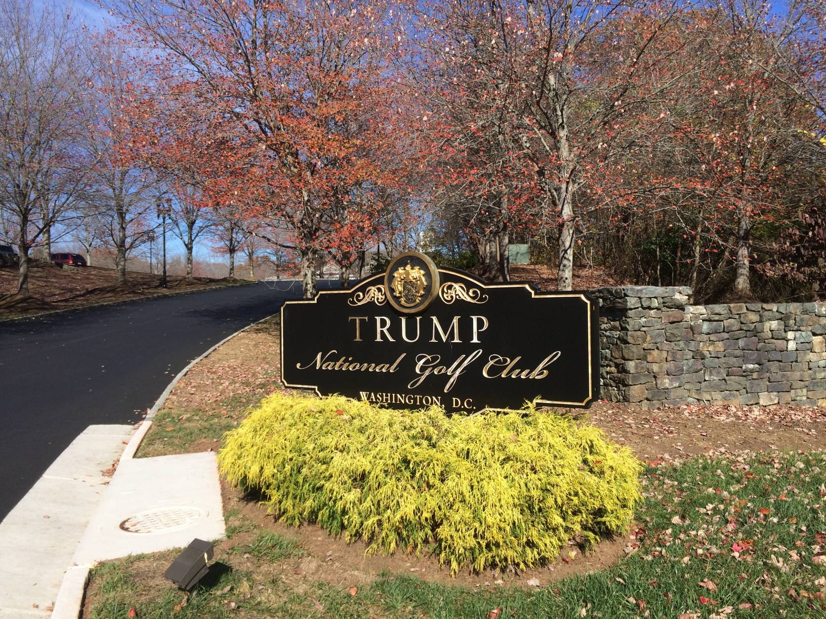 An entrance to the Trump National Golf Course in Sterling is seen. (WTOP/Nick Iannelli)
