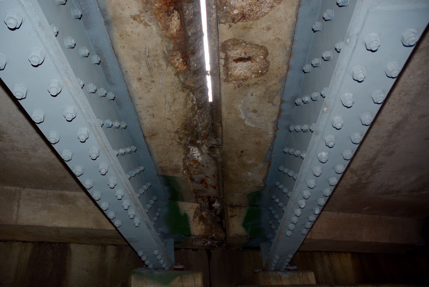 Some of the bridge's girders have been cleaned but other glaring deficiencies remain evident, such as crumbling concrete and separations between expansion joints. (WTOP/Dave Dildine)