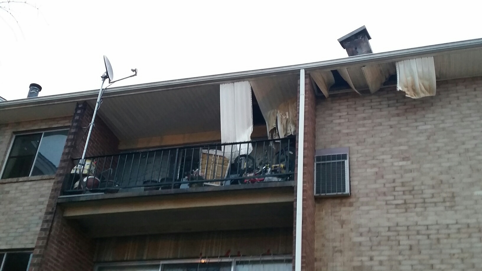Firefighters were called to an apartment complex in Alexandria Saturday around 6 p.m. (WTOP/Kathy Stewart)