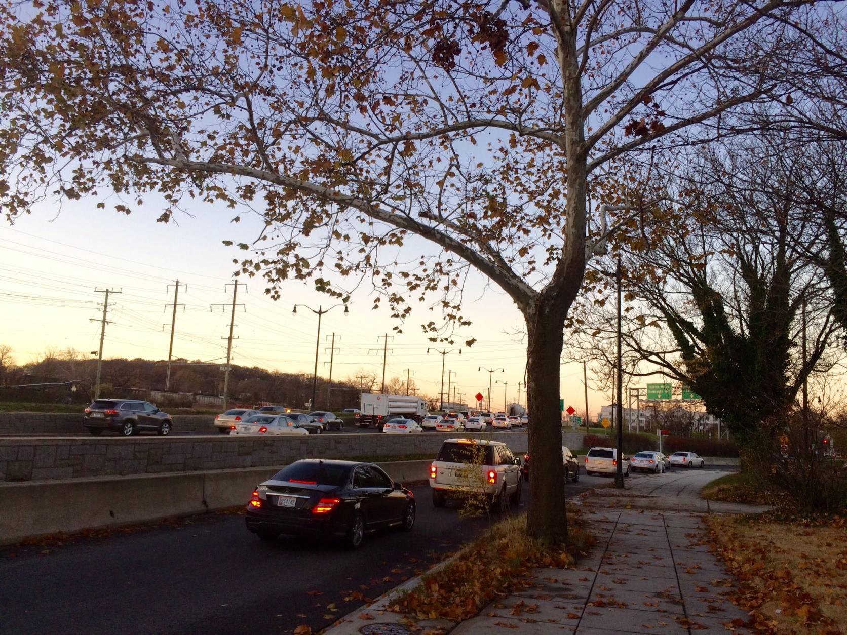 After the crash was cleared on D.C. 295, serious delays remained. (WTOP/Nick Iannelli)