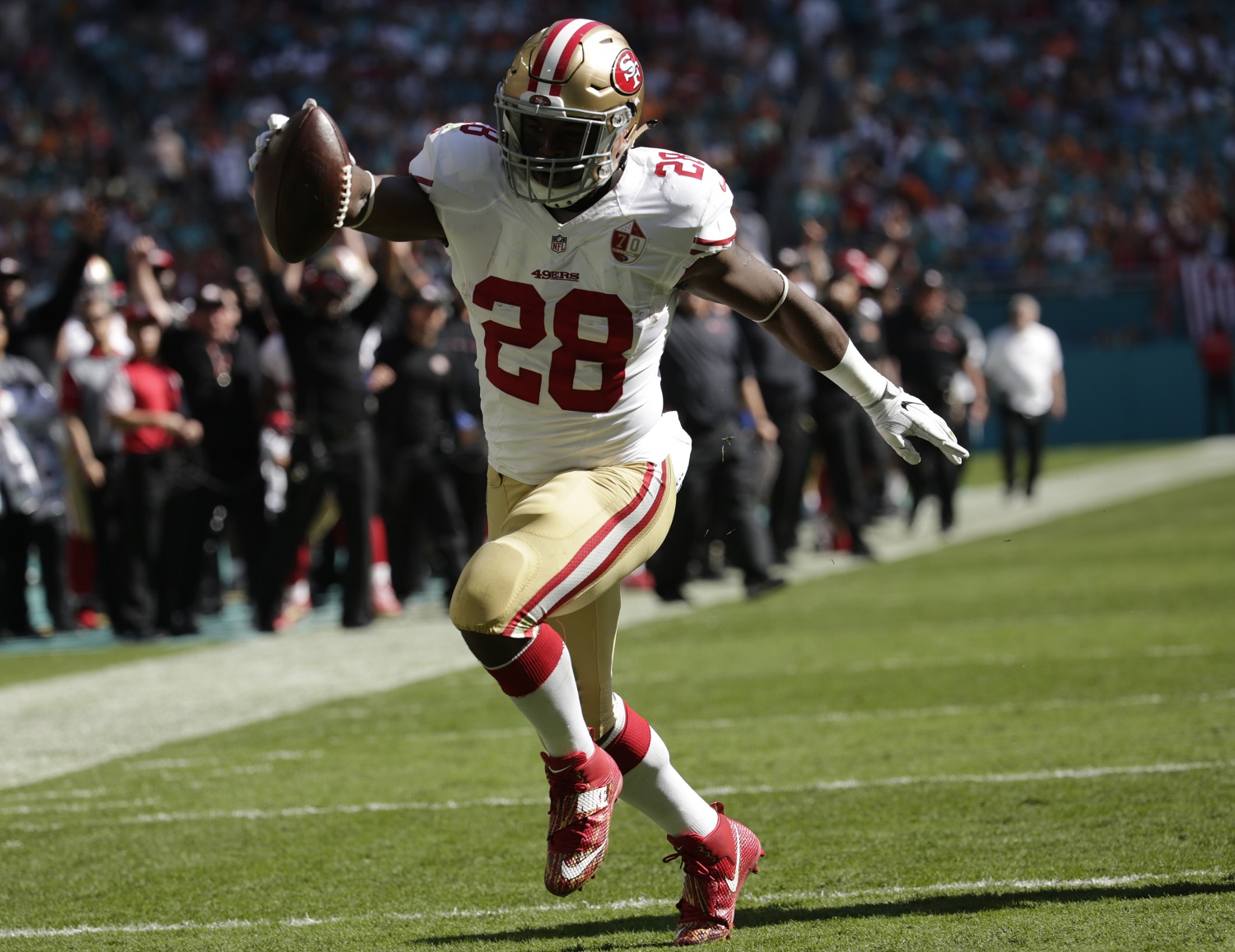 San Francisco 49ers running back Carlos Hyde (28) runs for a touchdown during the first half of an NFL football game against the Miami Dolphins, Sunday, Nov. 27, 2016, in Miami Gardens, Fla. (AP Photo/Lynne Sladky)