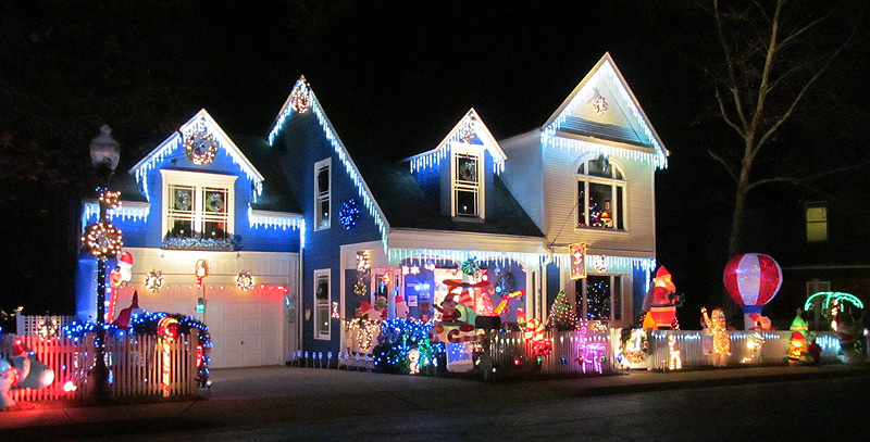 Photos Christmas  lights  and holiday  decorations  around DC 