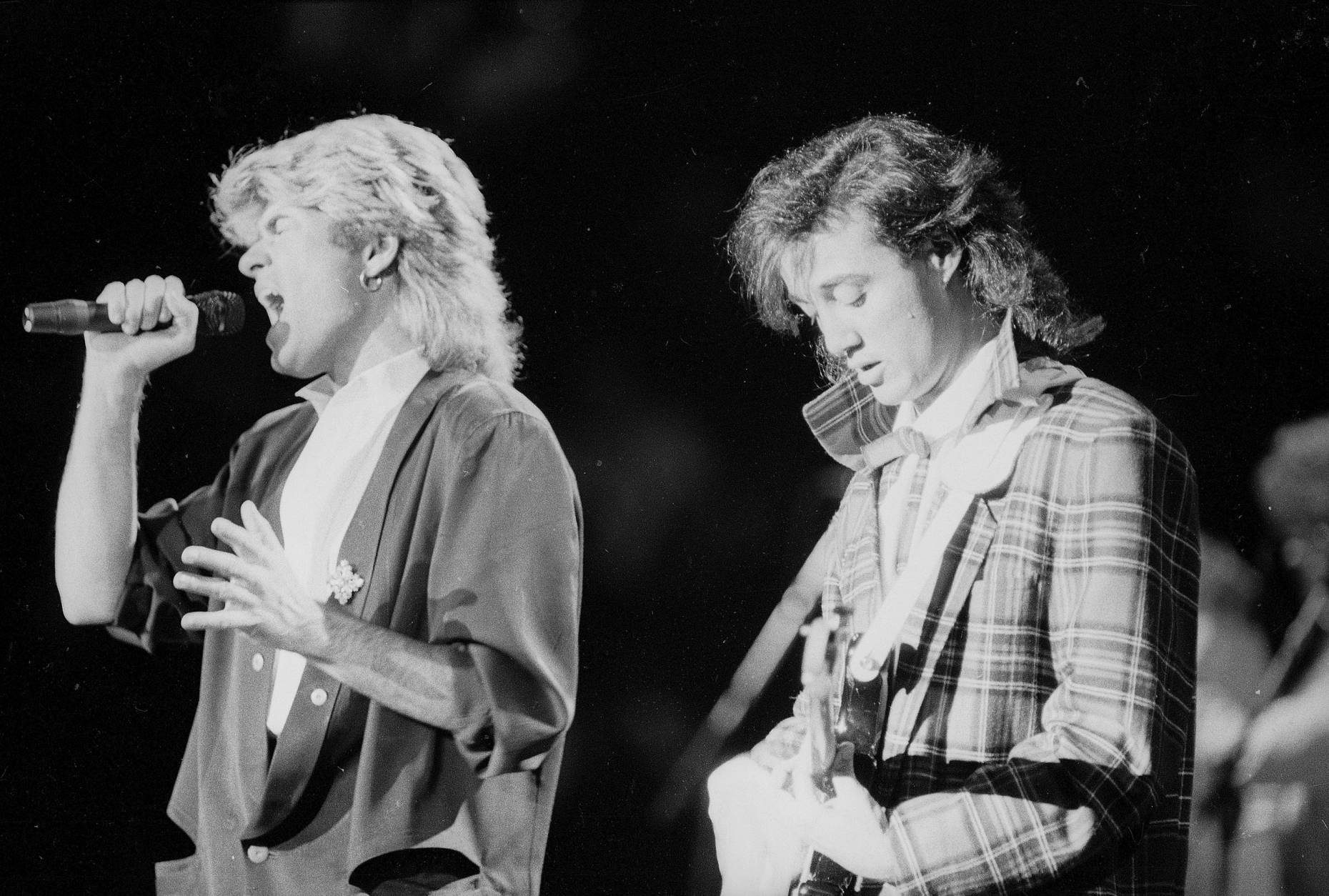 ** ARCHIV ** George Michael, links, und Andrew Ridgeley treten am 7. April 1985 als Wham! in Peking auf. Mit "Last Christmas" veroeffentlichte George Michael 1984 den ultimativen Popsong zum Weihnachtsfest. (AP Photo/Neal Ulevich) ** NUR S/W ** zu unserem KORR ** ** FILE **  The pop duo Wham! performs in Peking before a capacity audience of Chinese and foreign fans, April 7, 1985. Singers George Michael, left, and Andrew Ridgeley, had youthful fans on their feet despite police warnings to sit down. (AP Photo/Neal Ulevich)  ** B/W ONLY **