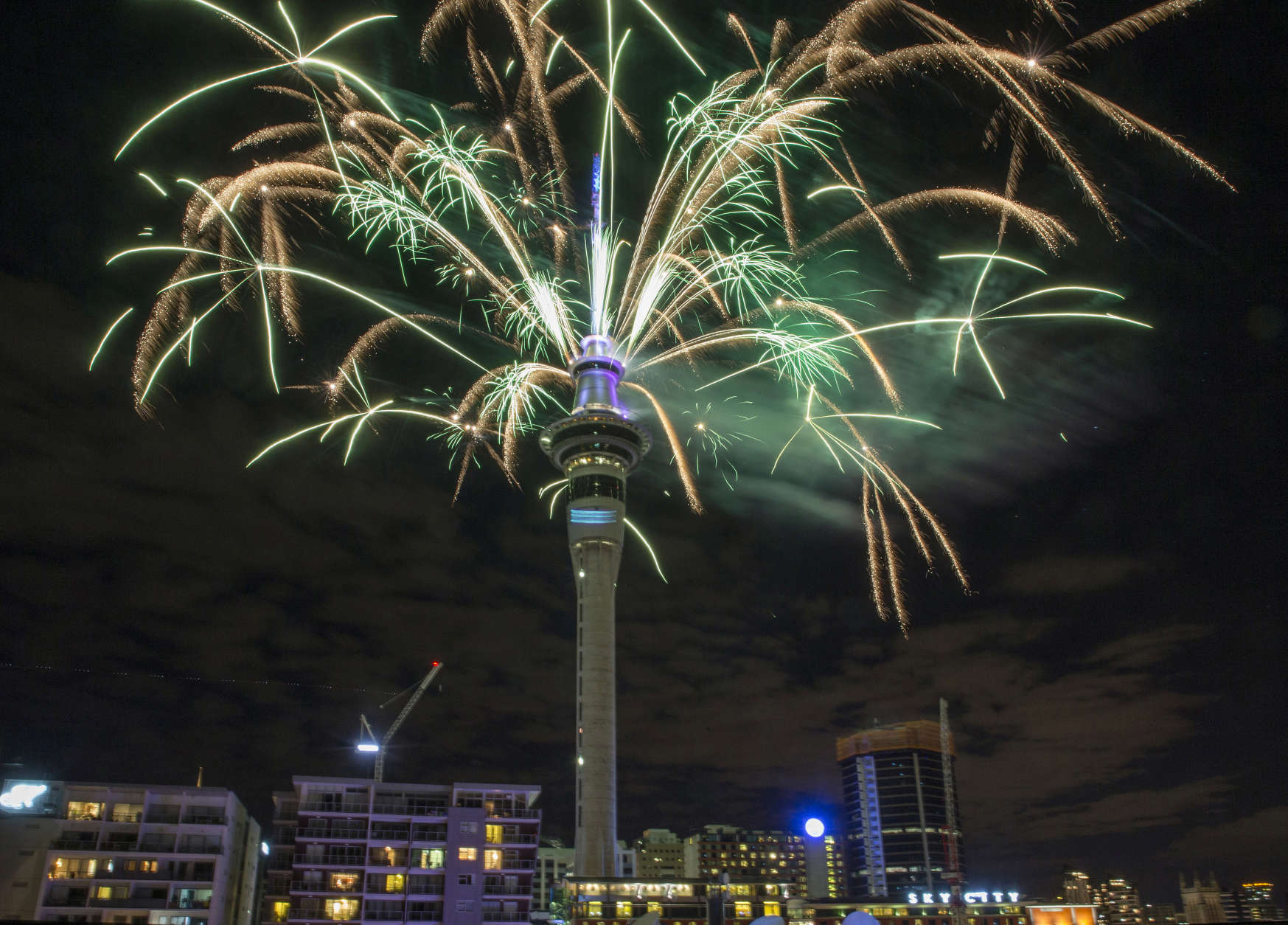 Fireworks explode off Auckland's Sky Tower as the new year is welcomed to New Zealand, Jan 1, 2017. (Peter Meecham/New Zealand Herald via AP)