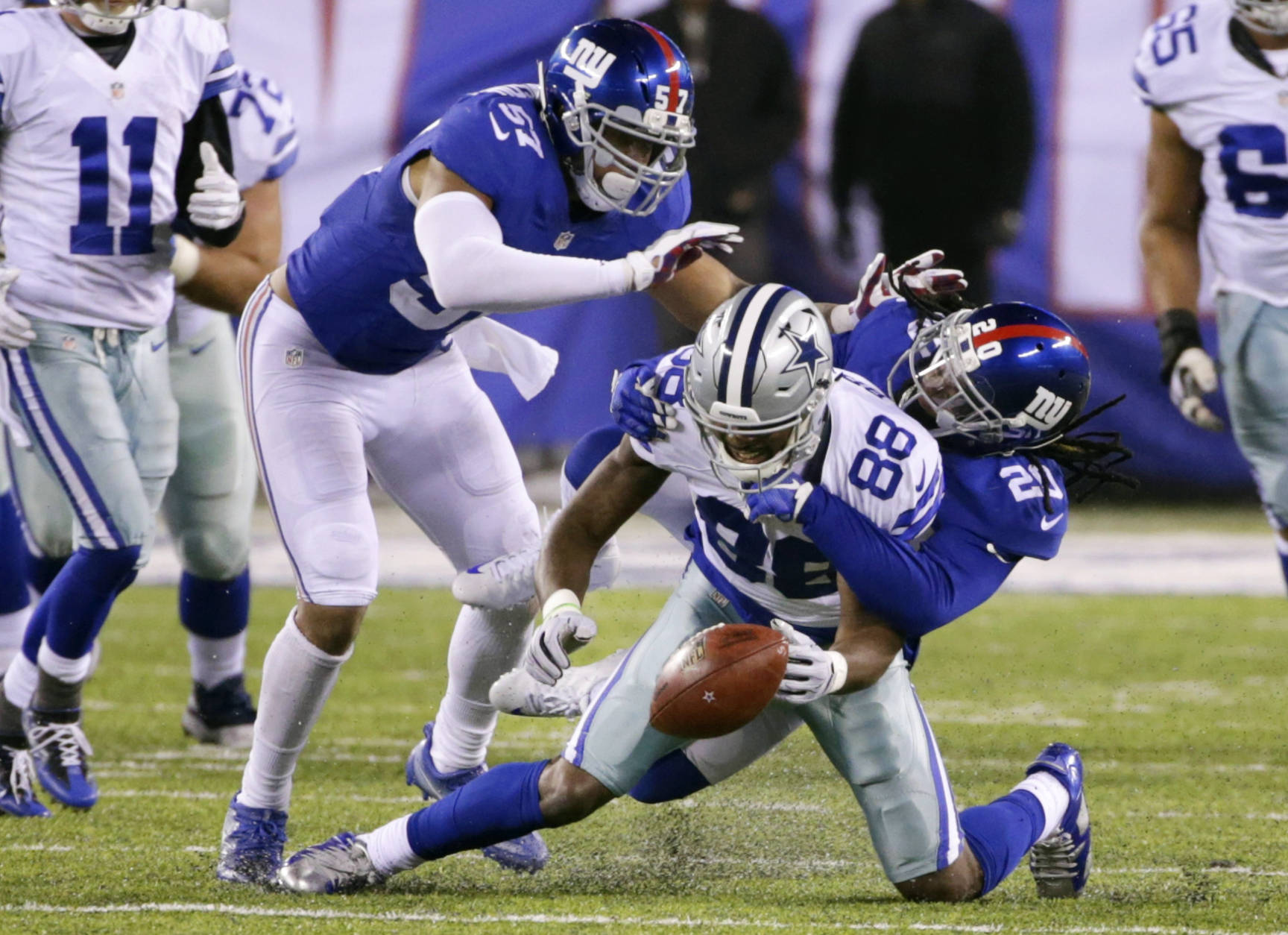 Dez Bryant, de los Cowboys de Dallas, sueltta el balón en las postrimerías del partido ante los Giants de Nueva York, el domingo 11 de diciembre de 2016 (AP Foto/Seth Wenig)