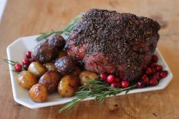 This Nov.  2, 2015 photo shows rosemary pepper roast beef with butter potatoes in Concord, NH.  Add intense savory flavors from a rub of fresh rosemary and cracked peppercorns to your roast beef for a festive Christmas dinner.  (AP Photo/Matthew Mead)