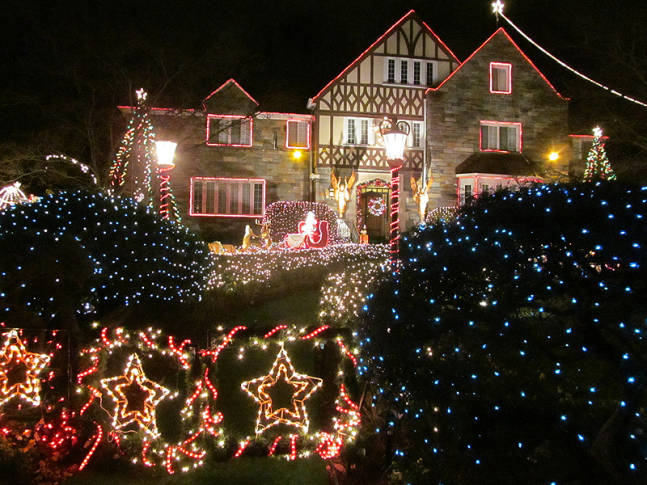 Photos Christmas  lights and holiday  decorations  around DC  