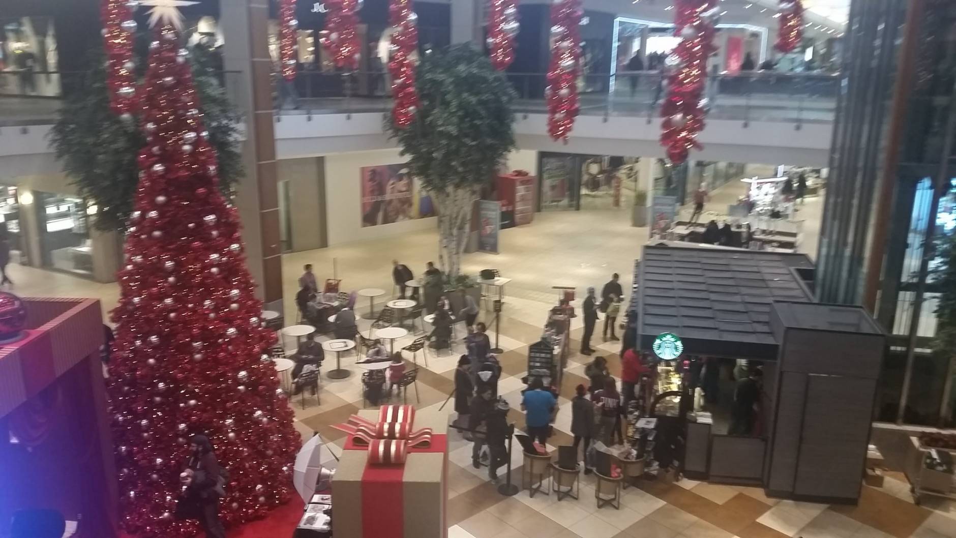 Some shoppers strategically wait until Christmas Eve to shop ... they say to avoid the crowds. (WTOP/Kathy Stewart)