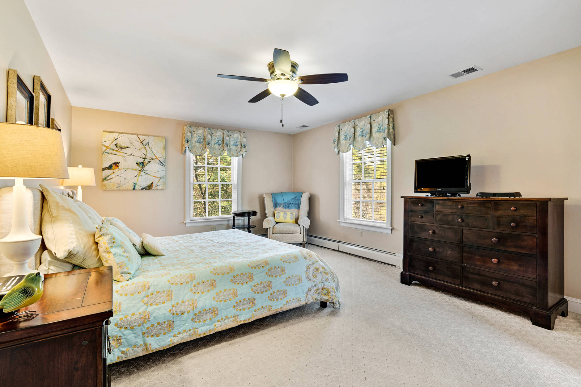 Five of the inn’s six bedrooms are guest suites with in-room bathrooms. (Courtesy Long & Foster Real Estate)