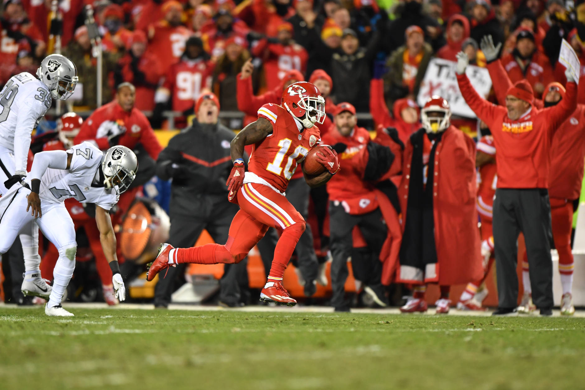 KANSAS CITY, MO - DECEMBER 8: Wide receiver Tyreek Hill #10 of the Kansas City Chiefs breaks beyond the Oakland Raiders last line of defense en route to a punt return touchdown at Arrowhead Stadium during the second quarter of the game on December 8, 2016 in Kansas City, Missouri. (Photo by Peter Aiken/Getty Images)