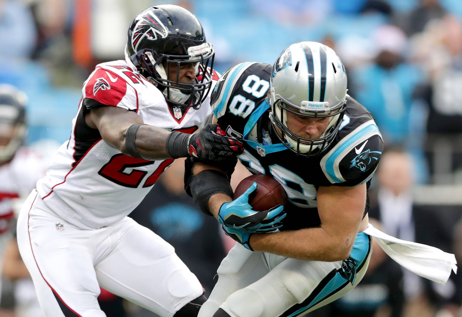 CHARLOTTE, NC - DECEMBER 24:   Greg Olsen #88 of the Carolina Panthers runs the ball against  Keanu Neal #22 of the Atlanta Falcons in the 2nd half during their game at Bank of America Stadium on December 24, 2016 in Charlotte, North Carolina.  (Photo by Streeter Lecka/Getty Images)