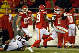 KANSAS CITY, MO - DECEMBER 25:  Tyreek Hill #10 of the Kansas City Chiefs carries the ball on his way to scoring during the 1st quarter of the game against the Denver Broncos at Arrowhead Stadium on December 25, 2016 in Kansas City, Missouri.  (Photo by Reed Hoffmann/Getty Images)