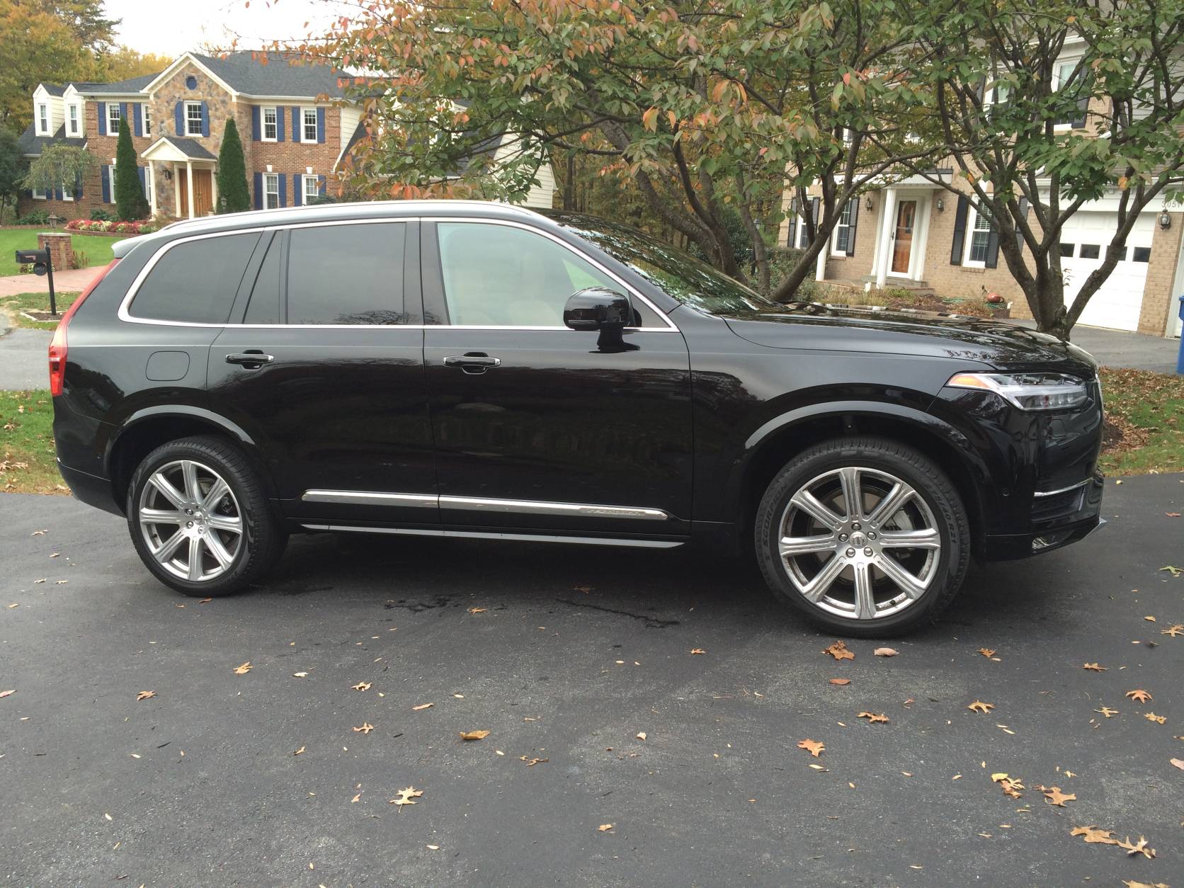 This Volvo XC-90 was fitted with larger 21-inch wheels that look good and help fill the openings, giving it a good side stance.  (WTOP/Mike Parris)