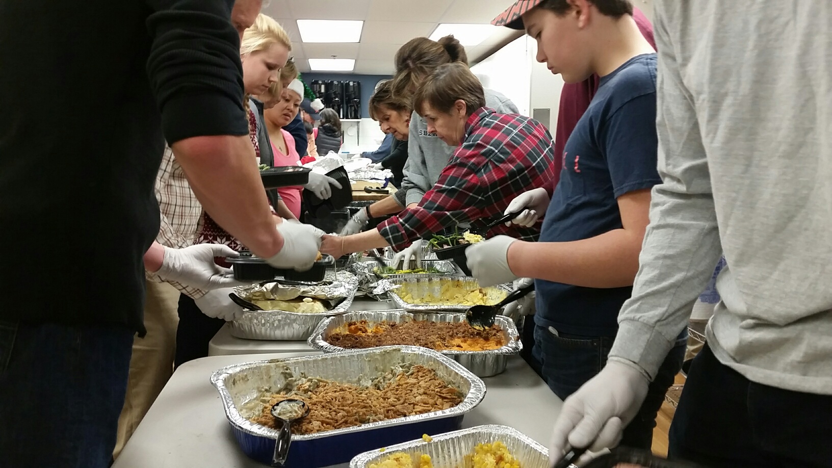 Volunteers hand out meals, gifts to homeless WTOP News