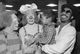 Stevie Wonder, right, with daughter Ayesha Clowning with clowns backstage at the Ringling Bros., Barnum &amp; Bailey circus during the intermission on Monday, March 27, 1978 at New York?s Madison square garden. (AP Photo/Richard Drew)