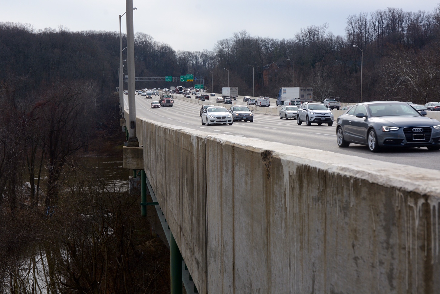 Traffic on the Beltway moves across the American Legion Bridge. (WTOP/Dave Dildine)